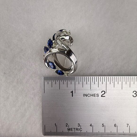 Trifari Vintage Silver Tone Rhinestone Sapphire Blue Crescent Brooch Pin Elegant - Picture 6 of 6